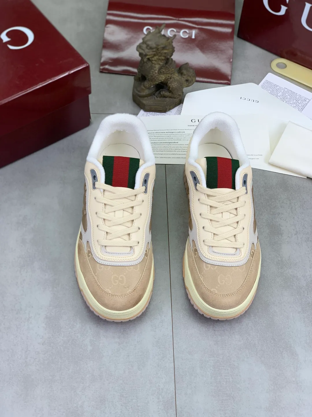 Men's men's shoes 💰P542 new Gucci Gucci couple 🧑‍🤝‍🧑 autumn and winter low-end catwalk casual sneakers, top version! Oil edge craftsmanship. New model for early spring, creating a perfect style, cool and sassy, ​​c-position fashionable wear, classic shoe style with retro and futuristic feel, showing exquisite texture! Open mold to customize high-density outsole. Comes fully packaged. Size: 35-45 Fabric: Imported calfskin punching Lining: Imported original towel lining